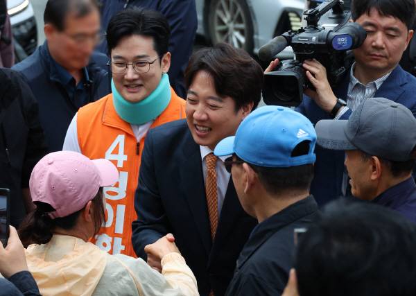 개혁신당 이준석 대표와 정이한 전 부산시장 후보가 지난 4월 29일 부산 북구 구포시장을 찾아 시민들과 인사하고 있다. 연합뉴스
