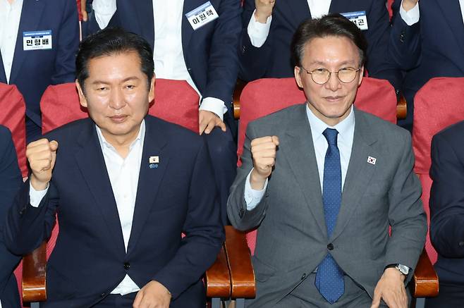 정청래 더불어민주당 대표와 김민석 국무총리가 지난 21일 국회 의원회관에서 열린 6·3 지방선거 단체장 당선자 워크숍에서 기념 촬영을 하고 있다. 김 총리는 쿠키뉴스 여론조사에서 당대표·범진보 차기 대선주자 선호도 모두 선두를 기록했다. 연합뉴스