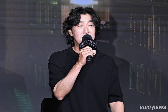 김규태 감독이 24일 서울 마포구 호텔 나루 서울 엠갤러리에서 열린 넷플릭스 시리즈 ‘맨 끝줄 소년‘ 제작발표회에 참석해 취재진 질문에 답하고 있다.
