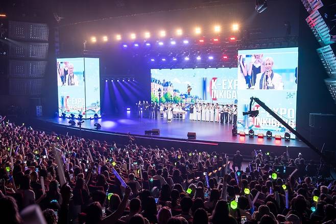 [지난 6월 17일 프랑스 파리에서 열린 ‘K-엑스포 인기가요 인 파리’ 공연 현장에서 K-팝 아티스트들이 무대에 올라 현지 관객들의 열띤 호응을 이끌었다.]