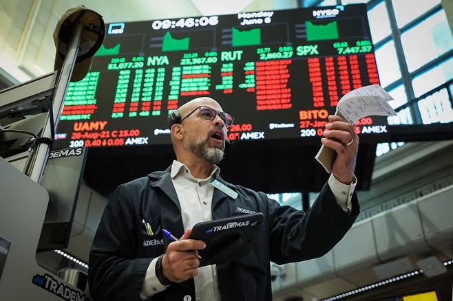 2026년 6월 8일 미국 뉴욕시 뉴욕증권거래소( NYSE American, AMEX) 에서 선물-옵션 거래자가 거래장에서 업무를 보고 있다. /사진=로이터