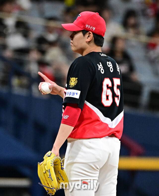 2026년 6월 23일 오후 서울 고척스카이돔에서 열린 '2026 신한 SOL KBO리그' KIA 타이거즈와 키움 히어로드의 경기. KIA 성영탁이 9회말 무사 1.2루서 구원등판해 투구를 준비하고 있다./고척=유진형 기자 zolong@mydaily.co.kr