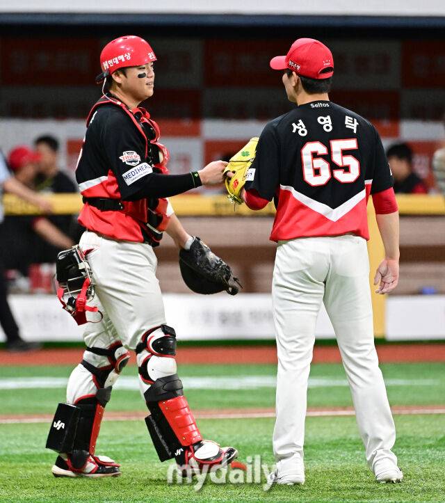2026년 6월 23일 오후 서울 고척스카이돔에서 열린 '2026 신한 SOL KBO리그' KIA 타이거즈와 키움 히어로드의 경기. KIA 성영탁과 한준수가 7-3으로 승리한 뒤 기뻐하고 있다./고척=유진형 기자 zolong@mydaily.co.kr