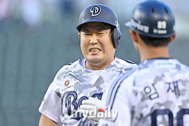 5일 서울 잠실야구장에서 열린 '2026 신한 SOL KBO리그' 한와 이글스와 두산 베어스 경기. 생일을 맞은 두산 양의지가 4회말 선두타자로 나와 안타를 친 후 기뻐하고 있다./한혁승 기자