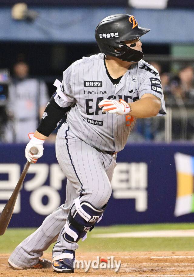 3일 오후 서울 잠실야구장에서 진행된 '2026 신한 SOL KBO 리그' 한화 이글스- 두산 베어스의 경기. 한화 강백호가 연장 11회초 내야 안타를 때리고 있다./곽경훈 기자