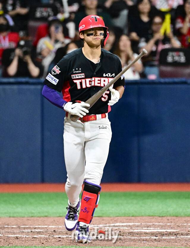 2026년 6월 23일 오후 서울 고척스카이돔에서 열린 '2026 신한 SOL KBO리그' KIA 타이거즈와 키움 히어로드의 경기. KIA 김도영이 7회초 무사 1루서 볼넷을 얻어 나가고 있다./마이데일리