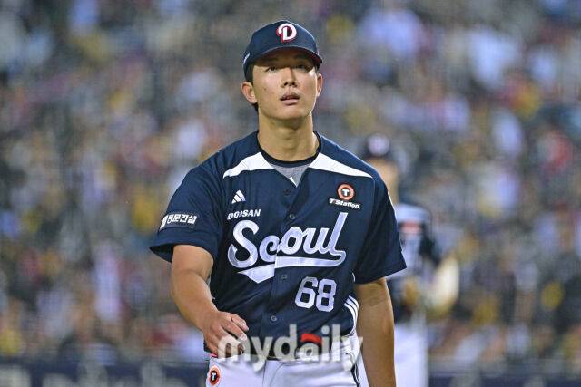 7일 서울 잠실야구장에서 열린 '2026 신한 SOL BANK KBO리그' 두산 베어스와 LG 트윈스 경기. 두산 선발 최민석이 5회말 2사 3루 LG 송창의를 삼진으로 잡고 더그아웃으로 들어서고 있다./마이데일리