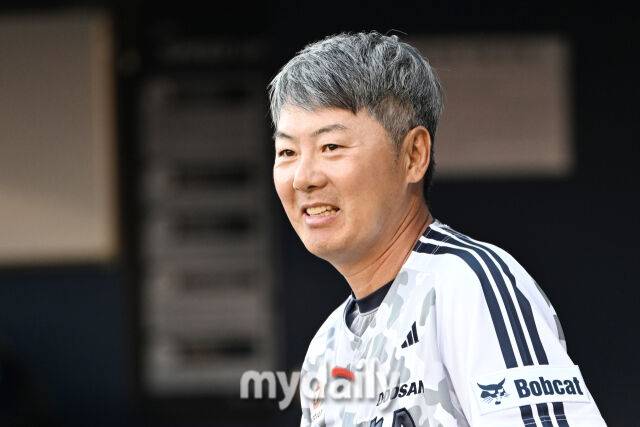 5일 서울 잠실야구장에서 열린 '2026 신한 SOL KBO리그' 한와 이글스와 두산 베어스 경기. 두산 김원형 감독이 선수들을 보고 미소 짓고 있다./마이데일리