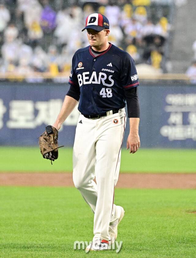 2026년 6월 19일 오후 서울 잠실구장에서 열린 '2026 신한 SOL KBO리그' 두산 베어스와 LG 트윈스의 경기. 두산 선발투수 벤자민이 1회말 투구를 마친 뒤 더그아웃으로 들어가고 있다./마이데일리
