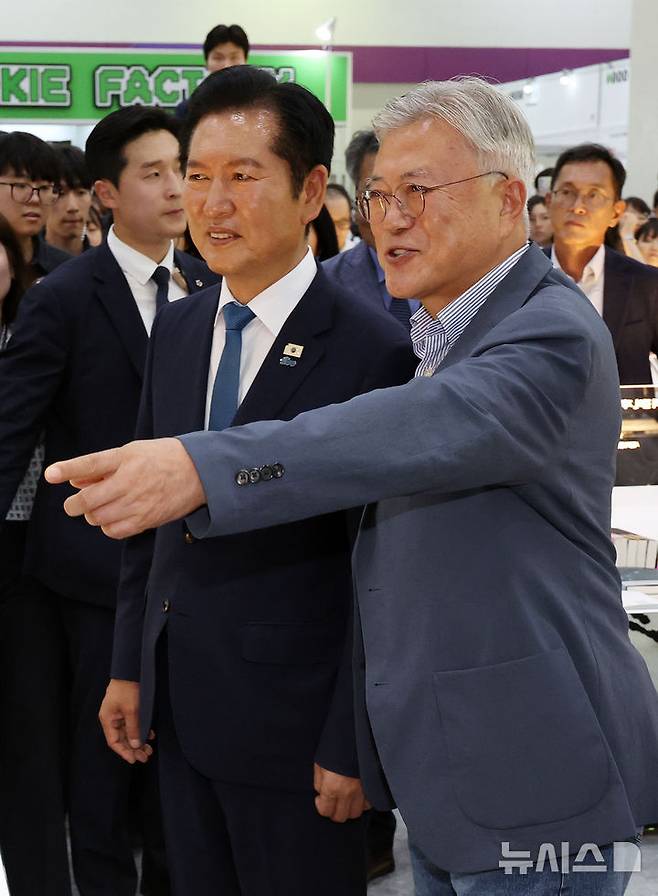 [서울=뉴시스] 조성우 기자 = 정청래 더불어민주당 전 대표가 24일 서울 강남구 코엑스에서 열린 2026 서울국제도서전 평산책방 부스에서 문재인 전 대통령을 만나 대화하고 있다. 2026.06.24. xconfind@newsis.com