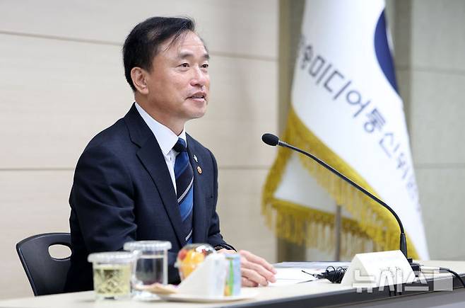 [과천=뉴시스] 김선웅 기자 = 김종철 방송미디어통신위원장이 15일 경기 과천시 정부과천청사 방송미디어통신위원회에서 취임 6개월을 맞아 출입기자단과 간담회를 하고 있다. 2026.06.15. mangusta@newsis.com