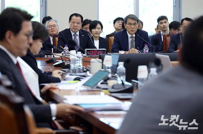 노태악 전 중앙선거관리위원회 위원장(오른쪽), 위철환 중앙선거관리위원회 위원장 직무대행이 23일 국회에서 열린 '제9회 전국동시지방선거 투표용지 부족사태 등 국민참정권 침해 진상규명 및 선거관리 개혁을 위한 국정조사 특별위원회' 회의에 출석해 질의를 듣고 있다. 황진환 기자