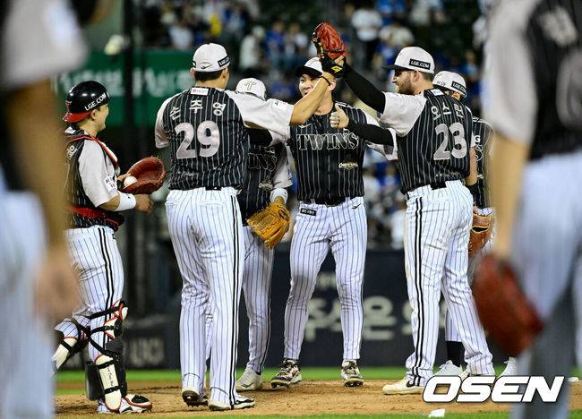 [OSEN=잠실, 최규한 기자] 23일 서울 잠실야구장에서 ‘2026 신한 SOL Bank KBO리그’ LG 트윈스와 삼성 라이온즈의 경기가 열렸다.이날 경기는 홈팀 LG가 4-3으로 승리하며 4연승을 달렸다.경기를 마치고 승리한 LG 선수들이 기뻐하고 있다. 2026.06.23 / dreamer@osen.co.kr