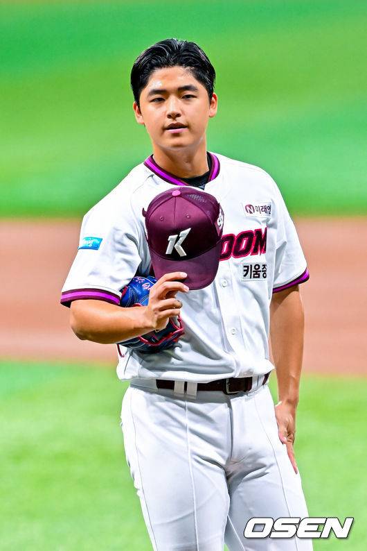 [OSEN=고척, 민경훈 기자] 23일 서울 고척스카이돔에서 2026 신한 SOL Bank KBO리그 키움 히어로즈와 KIA 타이거즈의 경기가 열렸다.키움은 박준현을, KIA는 올러를 선발로 내세웠다.1회초륽 마친 키움 선발 박준현이 마운드로 향하고 있다. 2026.06.23 / rumi@osen.co.kr