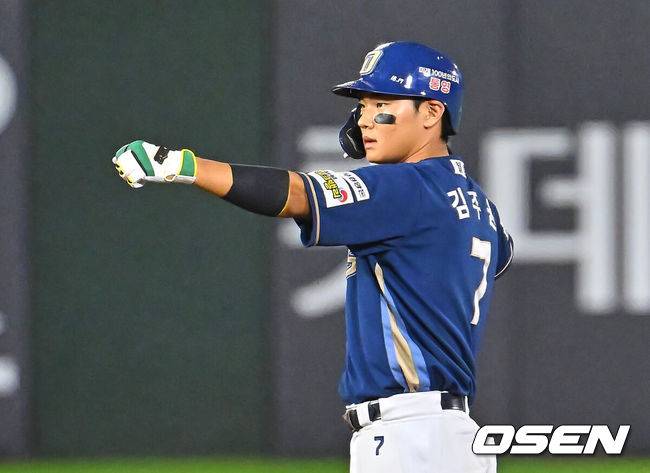 [OSEN=부산, 이석우 기자] 24일 부산 사직야구장에서 2026 신한 SOL KBO 리그 롯데 자이언츠와 NC 다이노스의 경기가 열렸다. 홈팀 롯데는 로드리게스가, 방문팀 NC는 테일러가 선발 출전했다.NC 다이노스 김주원이 8회초 1사 2루 우익수 앞 1타점 안타를 치고 세리머니를 하고 있다. 2026.06.24 / foto0307@osen.co.kr