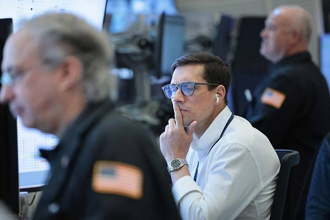 뉴욕증권거래소(NYSE) 객장에서 트레이더들이 업무를 보고 있다. AFP연합뉴스