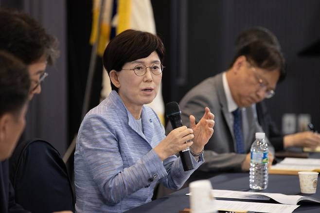 최연혜 한국가스공사 사장이 지난 4일 인천 송도 한국가스공사 인천기지에서 열린 기자간담회에서 ‘액화천연가스(LNG) 캐나다’에 대해 설명하고 있다. 한국가스공사 제공