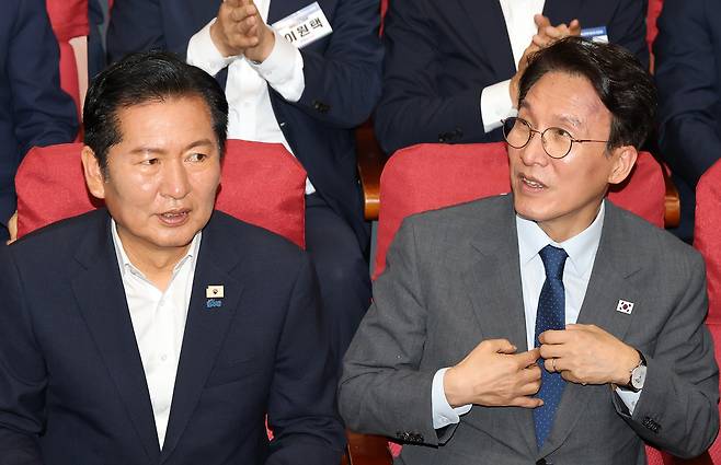 (서울=연합뉴스) 이동해 기자 = 더불어민주당 정청래 대표와 김민석 국무총리가 21일 국회 의원회관에서 열린 6·3 지방선거 단체장 당선자 워크숍을 마친 뒤 이석하고 있다. 2026.6.21 eastsea@yna.co.kr
