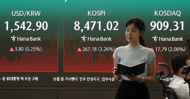 24일 서울 중구&nbsp;하나은행&nbsp;딜링룸 현황판에 원-달러 환율이 표시돼 있다. 이날 원-달러 환율 주간 종가는 17년 만에 최고치를 기록했다. ⓒ연합뉴스