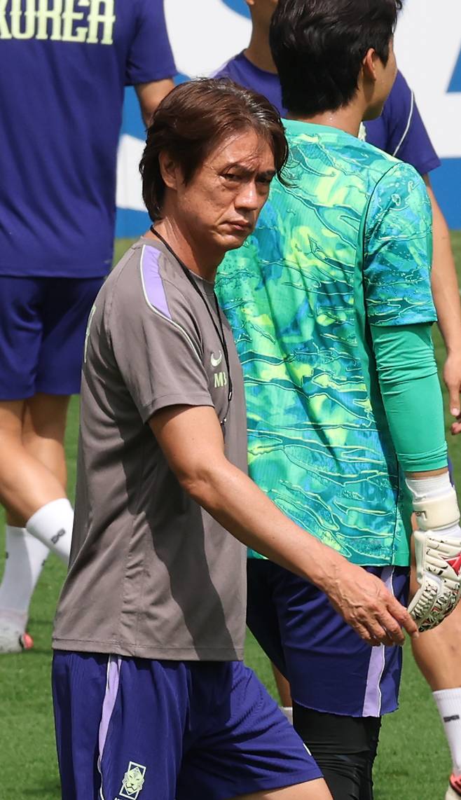 ▲ 2026 북중미 월드컵에서 남아프리카공화국과 조별리그 3차전을 앞둔 한국대표팀의 홍명보 감독이 23일(현지시간) 멕시코 몬테레이 에스타디오 우니베르시타리오에서 팀 훈련을 지켜보고 있다. ⓒ연합뉴스