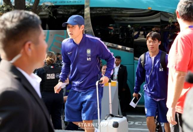 2026 북중미월드컵에 출전한 대한민국 축구 국가대표팀이 남아공전을 앞두고 21일 멕시코 몬테레이에 도착했다. 이강인, 오현규를 비롯한 선수들이 팬들의 환호를 받으며 대표팀 숙소로 들어가고 있다. /사진=김진경 대기자.