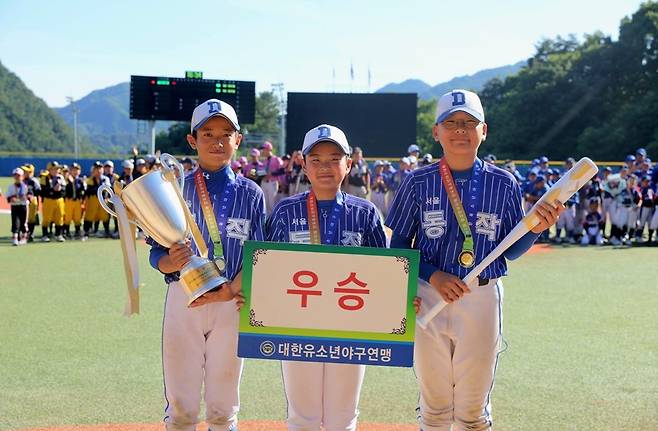우승을 차지한 서울 동작구유소년야구단 선수들. /사진=대한유소년야구연맹