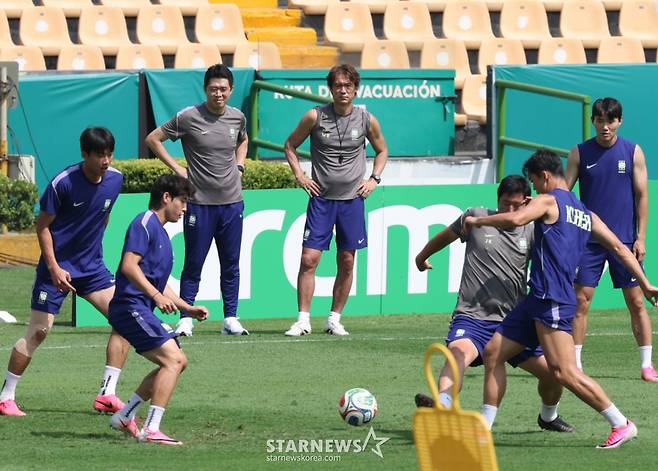 2026 북중미월드컵에 출전한 대한민국 축구 국가대표팀이 남아공전을 하루 앞둔 23일 멕시코 몬테레이 유니버시티 스타티음에서 훈련을 진행했다./사진=김진경 대기자