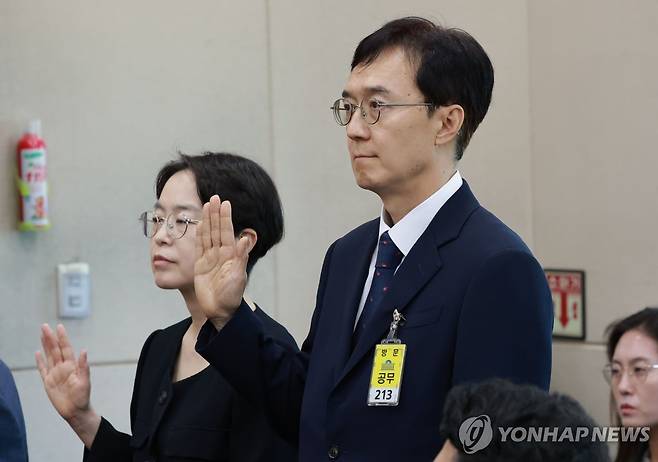 선서하는 오민석 전 서울시선관위원장, 민소영 전 송파구선관위원장 (서울=연합뉴스) 신현우 기자 = 전 서울시선거관리위원장인 오민석 서울중앙지방법원장과 전 송파구선거관리위원장인 민소영 서울동부지법 수석부장판사가 23일 국회에서 열린 '제9회 전국동시지방선거 투표용지 부족 사태 등 국민 참정권 침해 진상규명 및 선거관리 개혁을 위한 국정조사 특별위원회' 제2차 전체회의에서 증인 선서하고 있다. 2026.6.23 nowwego@yna.co.kr