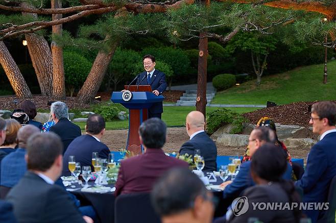 이재명 대통령, 주한외교단 초청 만찬 (서울=연합뉴스) 이재명 대통령이 23일 청와대 녹지원에서 열린 주한외교단 초청 만찬에서 인사말을 하고 있다. 2026.6.23 [청와대 제공. 재판매 및 DB 금지] xyz@yna.co.kr
