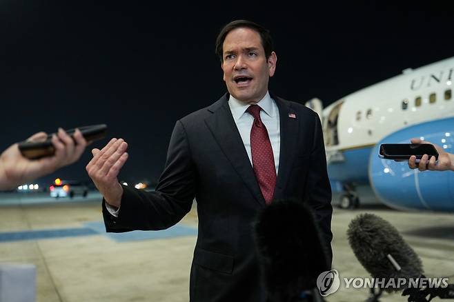UAE 아부다비 도착한 루비오 미 국무장관 마코 루비오 미국 국무부 장관이 23일(현지시간) 아랍에미리트(UAE) 아부다비 알바틴 특급공항에 도착해 취재진과 인터뷰하고 있다. [AP=연합뉴스. 재판매 및 DB 금지]