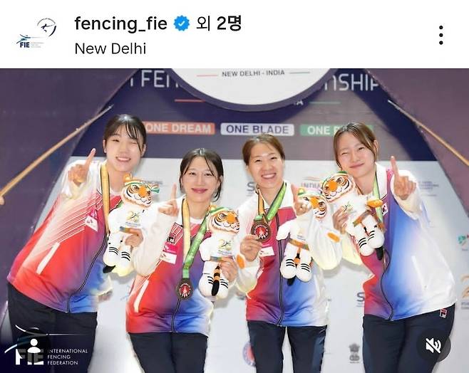 한국 펜싱 여자 사브르 국가대표 선수단.  여자 사브르 단체전 우승 차지한 전하영(왼쪽부터), 김정미, 서지연, 최세빈
[국제펜싱연맹 인스타그램 캡처. 재판매 및 DB 금지]