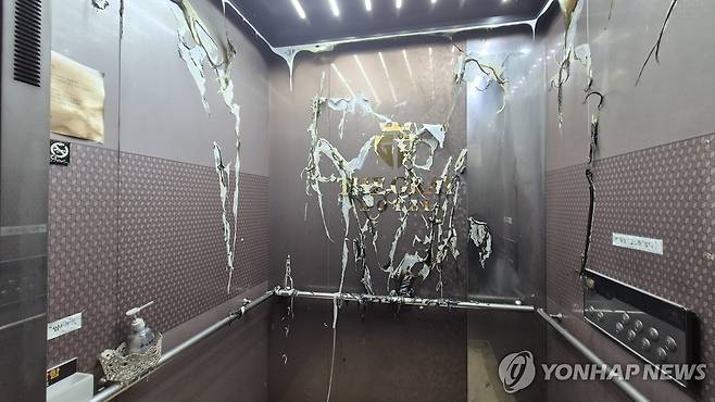 화재로 그을린 숙박업소 내부 [전북특별자치도 소방본부 제공. 재판매 및 DB 금지]