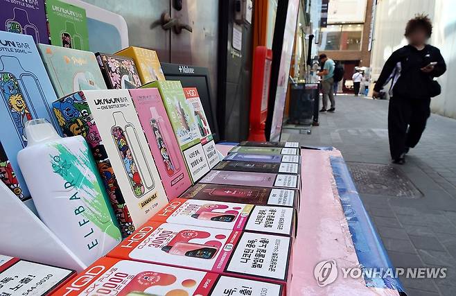 액상형 전자담배 온라인 판매 금지 (서울=연합뉴스) 김인철 기자 = 합성 니코틴을 원료로 한 액상형 전자담배의 온라인 판매가 전면 금지되고, 궐련형 담배와 동일하게 경고문구 부착이 의무화 된 24일 서울 시내의 한 전자담배 매장 앞에 액상형 등 전자담배가 진열돼 있다. 2026.4.24 yatoya@yna.co.kr