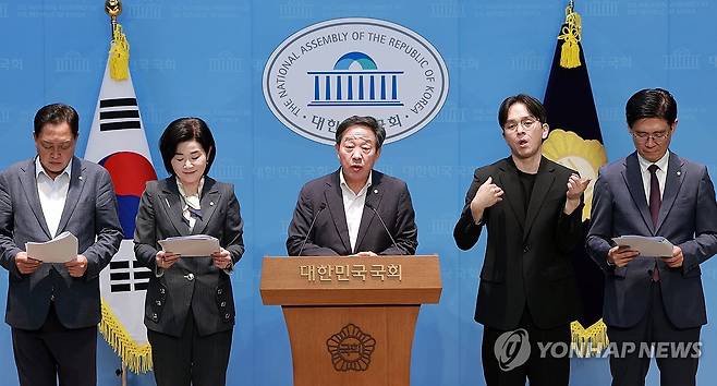 '자료 부실' 한성숙 국무총리 후보자 규탄하는 국민의힘 (서울=연합뉴스) 신현우 기자 = 한성숙 국무총리 후보자 인사청문특별위원회 야당 간사인 국민의힘 강승규 의원과 위원인 같은 당 김희정·김선교·조정훈 의원이 24일 국회 소통관에서 한 후보자의 자료 제출이 부실하다며 이를 규탄하며 자료 제출을 촉구하고 있다. 2026.6.24 nowwego@yna.co.kr