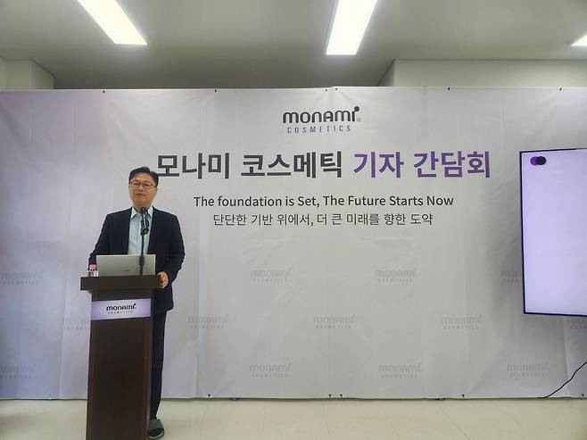 발표하는 박경현 모나미 코스메틱 대표 (용인=연합뉴스) 이상서 기자 = 박경현 모나미 코스메틱 대표는 24일 경기 용인시 모나미 코스메틱 공장에서 열린 기자 간담회에서 발표하고 있다. 2026.06.24 shlamazel@yna.co.kr (끝)