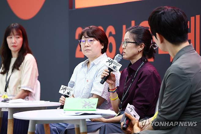 '글쓴이와 옮긴이' 강연 나선 정보라 (서울=연합뉴스) 진연수 기자 = 소설가 정보라가 24일 오후 서울 강남구 코엑스에서 열린 2026 서울국제도서전 주제강연 '글쓴이와 옮긴이'에서 질문에 답하고 있다. 2026.6.24 jin90@yna.co.kr