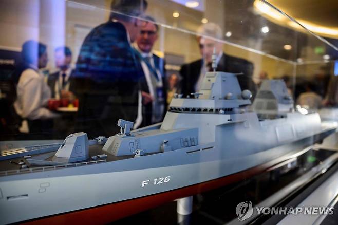 F126 호위함 모형 [AFP=연합뉴스 자료사진. 재판매 및 DB 금지]