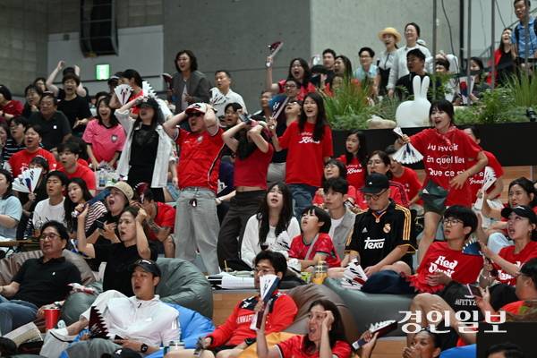 25일 오전 2026 북중미 월드컵 조별예선 남아프리카공화국과의 최종전을 응원하기 위해 인천상상플랫폼 웨이브홀에 모인 시민들이 좌절하고 있다. 2026.6.25 /조재현기자 jhc@kyeongin.com