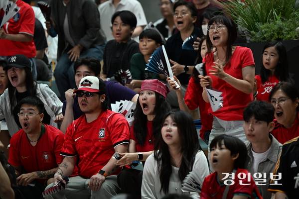 25일 오전 2026 북중미 월드컵 조별예선 남아프리카공화국과의 최종전을 응원하기 위해 인천상상플랫폼 웨이브홀에 모인 시민들이 놀라고 있다. 2026.6.25 /조재현기자 jhc@kyeongin.com