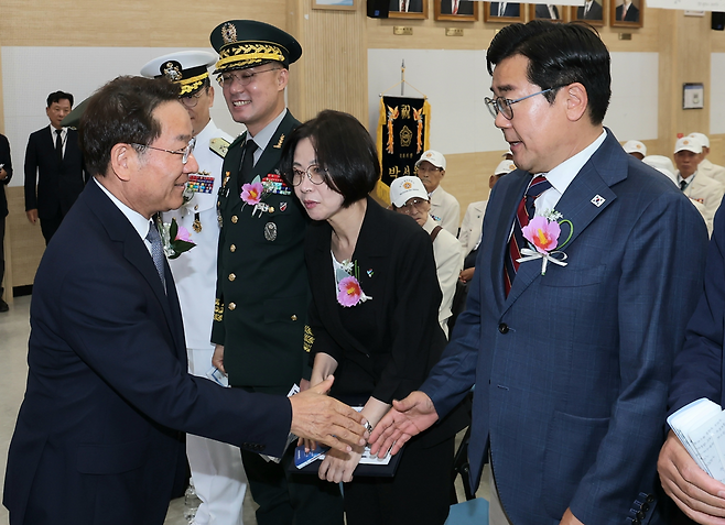 ▲ 25일 인천시청 대회의실에서 열린 6·25전쟁 제76주년 기념식에서 유정복 인천시장과 박찬대 시장 당선인이 악수하고 있다. /양진수 기자 photosmith@incheonilbo.com