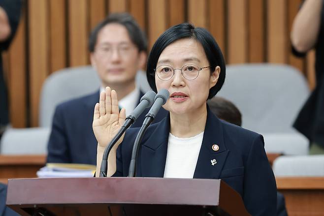 한성숙 국무총리 후보자가 25일 국회에서 열린 인사청문회에서 선서하고 있다. 연합뉴스