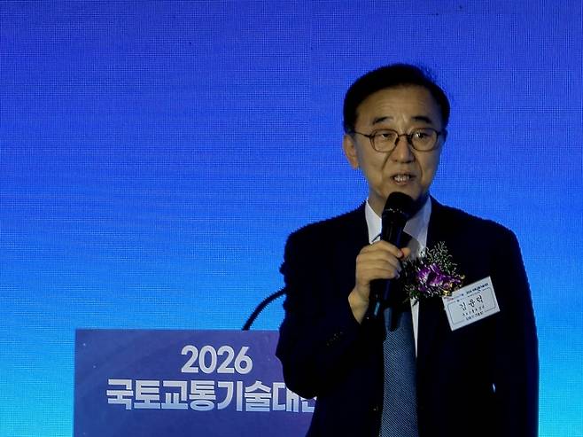김윤덕 국토교통부 장관이24일 코엑스에서 개최한 ‘2026 국토교통기술대전’에서 인사말을 하고 있다. /김민수 기자kms@