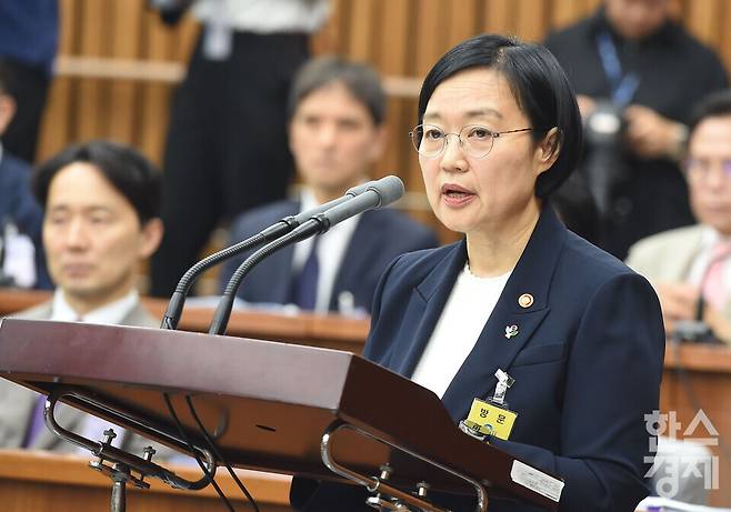 25일 오전 서울 여의도 국회에서 열린 국무총리(한성숙) 임명동의에 관한 인사청문특별위원회 제2차 전체회의에서 한성숙 국무총리 후보자가 국무총리 임명동의안 심사를 위한 인사청문회 시작에 앞서 모두 발언을 하고 있다./ 이호형 기자 leemario@sporbiz.co.kr 2026.06.25