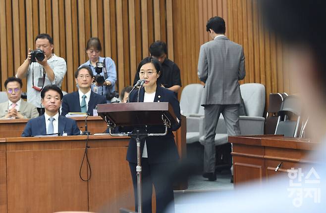 25일 오전 서울 여의도 국회에서 열린 국무총리(한성숙) 임명동의에 관한 인사청문특별위원회 제2차 전체회의에서 한성숙 국무총리 후보자가 국무총리 임명동의안 심사를 위한 인사청문회 시작에 앞서 모두 발언을 하고 있다./ 이호형 기자 leemario@sporbiz.co.kr 2026.06.25