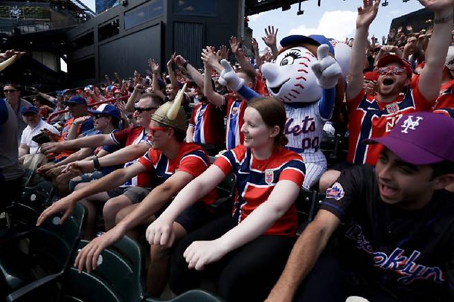 미국프로야구 메이저리그(MLB) 뉴욕 메츠 경기가 열린 시티필드에서 특유의 노젓기 응원을 펼치는 노르웨이 팬들. 사진=AFPBBNews