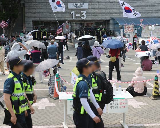 서울 송파구 올림픽공원 핸드볼경기장 출입문 앞. 〈사진=연합뉴스〉