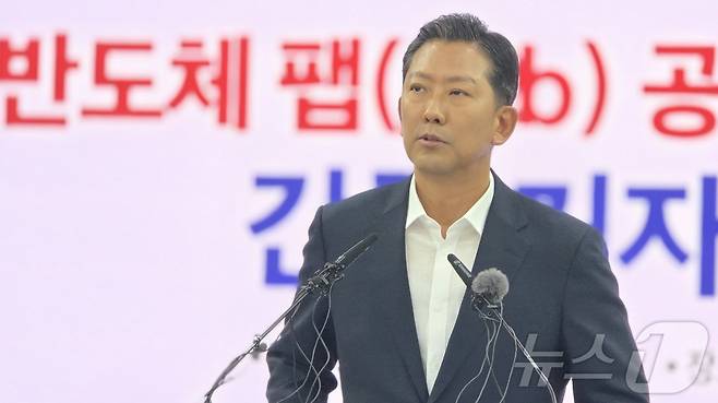 김장호 구미시장이 25일 시청에서 반도체 팹 공장 유치 관련 기자회견을 하고 있다. 2026.6.25 ⓒ 뉴스1 정우용 기자