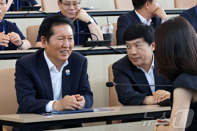 정청래 전 더불어민주당 대표가 25일 전북 정읍시 아우름캠퍼스에서 열린 당선인 워크숍에서 이성윤 의원과대화를 나누고 있다.2026.06.25 ⓒ 뉴스1 김동규 기자