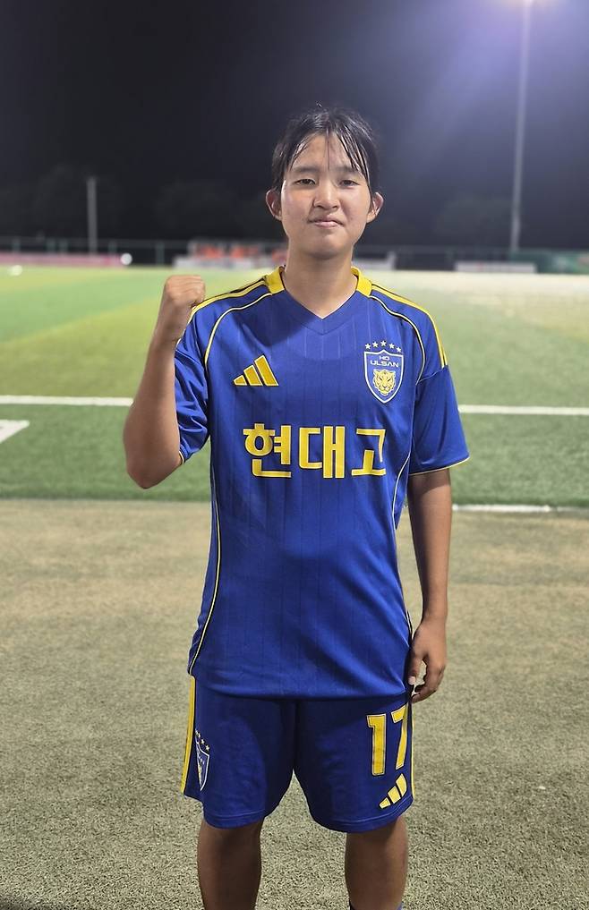 울산현대고 류지해가 ‘2026 스포츠케이션 명품도시 합천에서 펼쳐지는 제34회 여왕기 전국여자축구대회’에서 인터뷰 후 포즈를 취하고 있다. 사진 |  합천=박준범기자