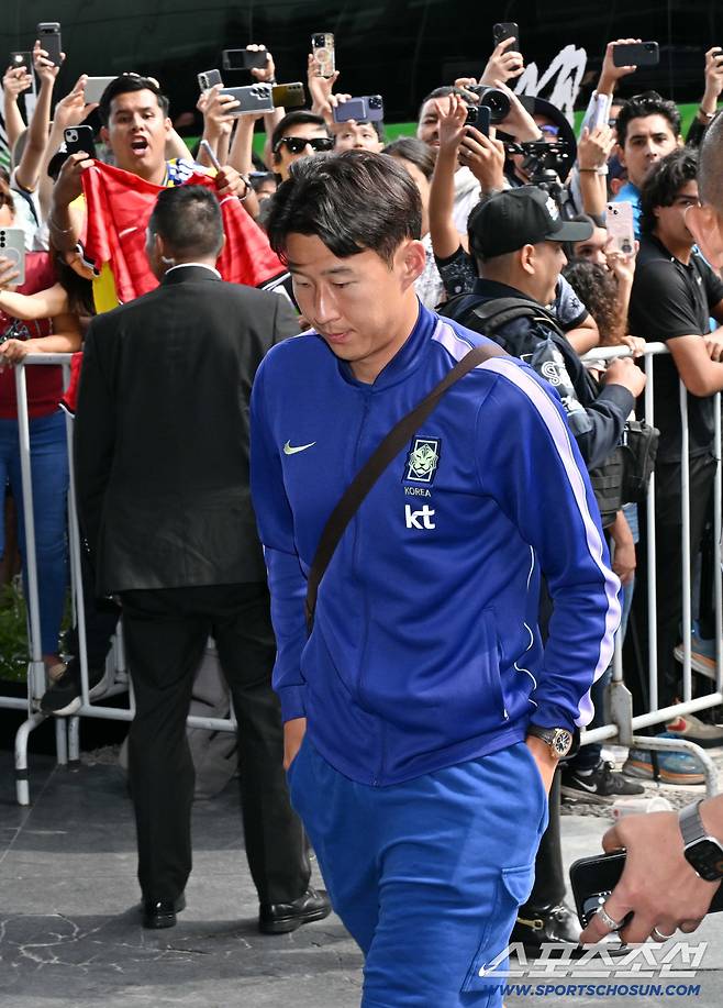대한민구 월드컵 대표팀 손흥민이 6일(한국시각) 멕시코 과달라하라 시내의 한 호텔로 들어서고 있다. 과달라하라(멕시코)=허상욱 기자wook@sportschosun.com/2026.06.06/